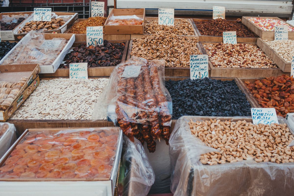 Gedroogd fruit en noten op een marktkraam in Griekenland