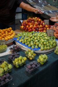 Vijgen, abrikozen en perziken op een Griekse marktkraam