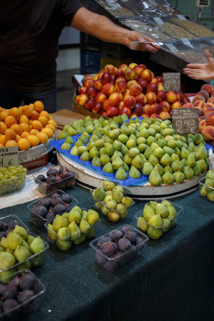 Vijgen, abrikozen en perziken op een Griekse marktkraam