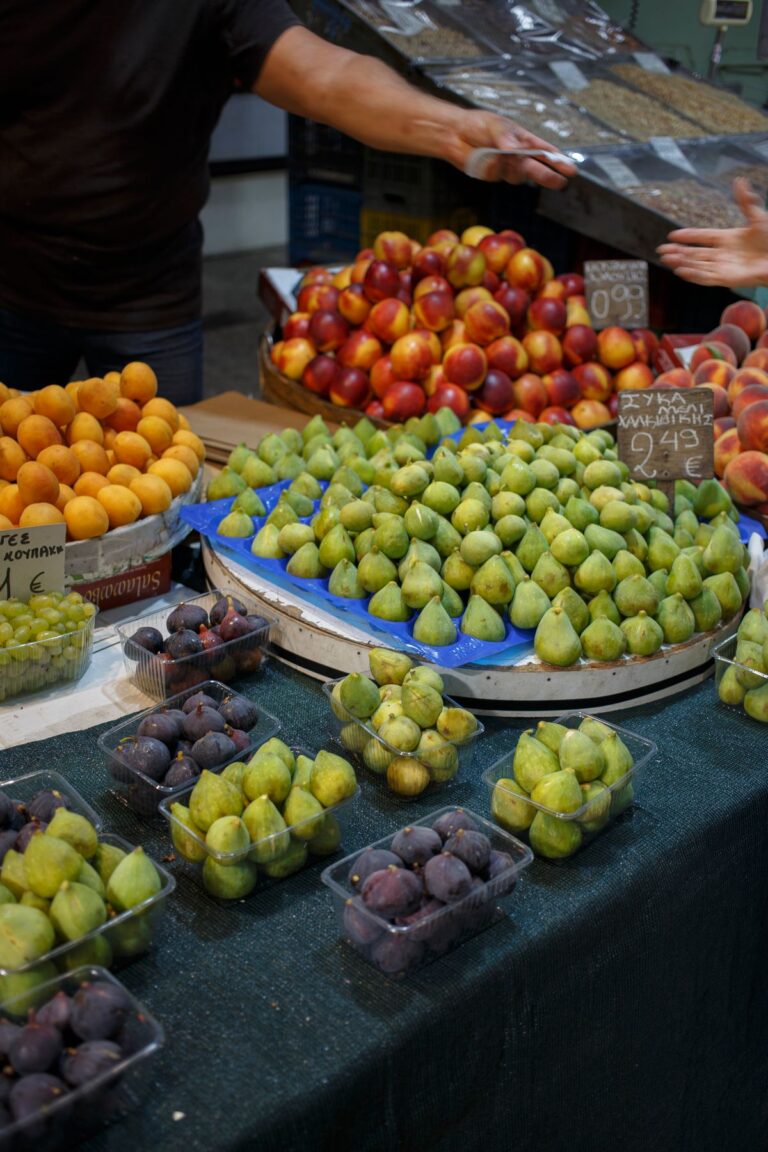 Vijgen, abrikozen en perziken op een Griekse marktkraam