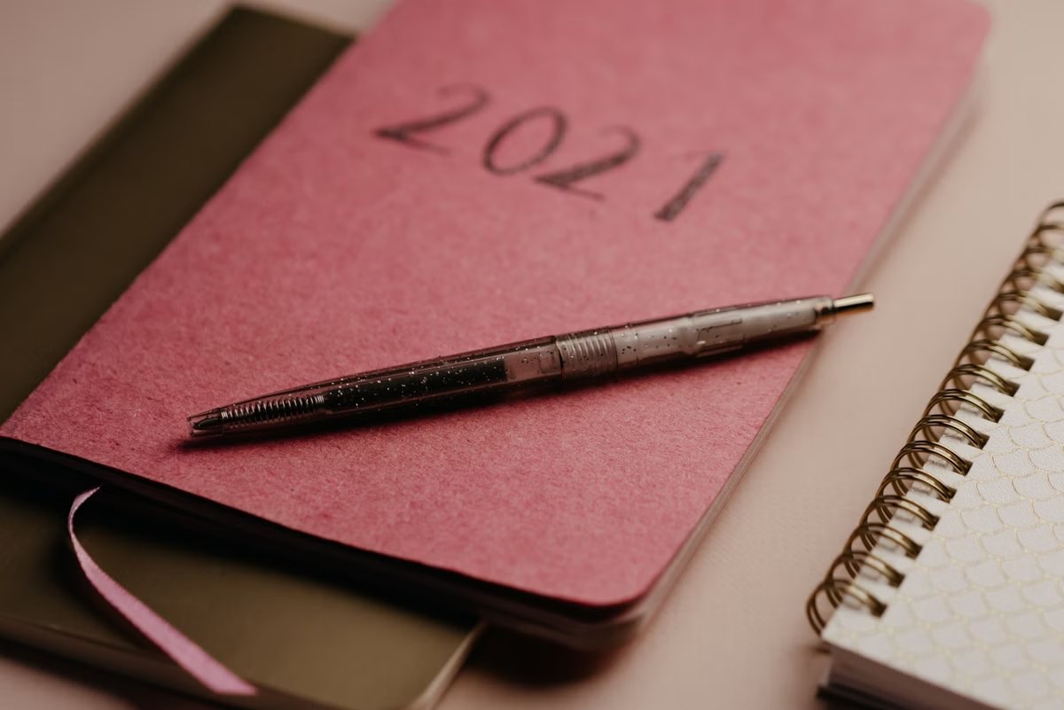 Pen liggend op een geopend notitieblok
