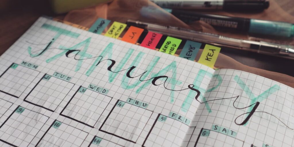 Geopende planner met een maandoverzicht en handgeschreven tekst