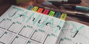 Geopende planner met een maandoverzicht en handgeschreven tekst