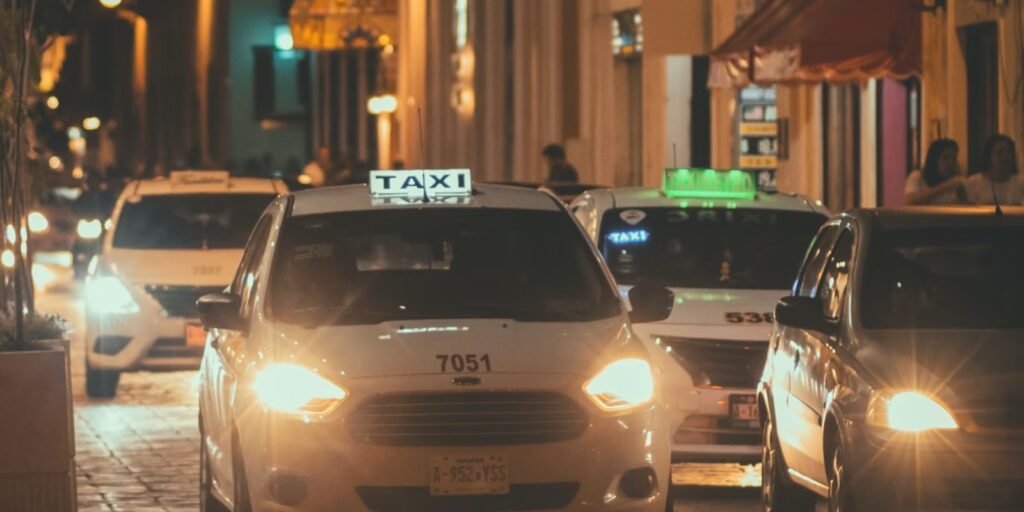 Taxi's met verlicht daklicht op een standplaats in de avond